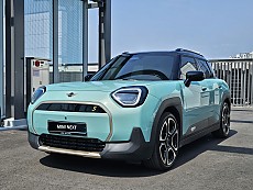 The New All-Electric MINI Aceman SE_Favoured
