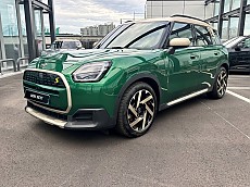 MINI The New All-Electric MINI Countryman SE ALL4_Favoured