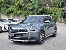 The New All-Electric MINI Countryman SE ALL4_Favoured